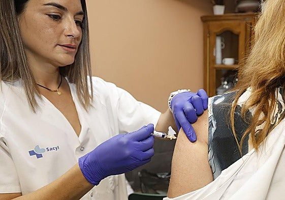 Vacunación en el inicio de la campaña en la residencia Amón, el pasado 1 de octubre.