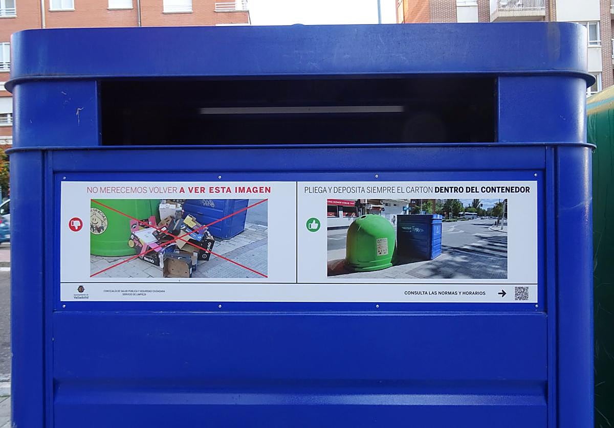Imagen de archivo de un contenedor de papel en Valladolid.