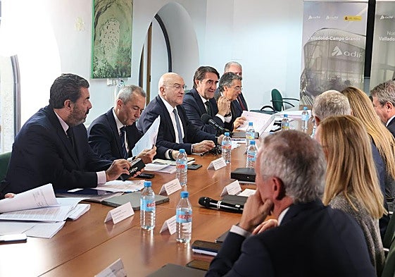 Los miembros de la sociedad Valladolid Alta Velocidad, reunidos en Valladolid el pasado lunes.