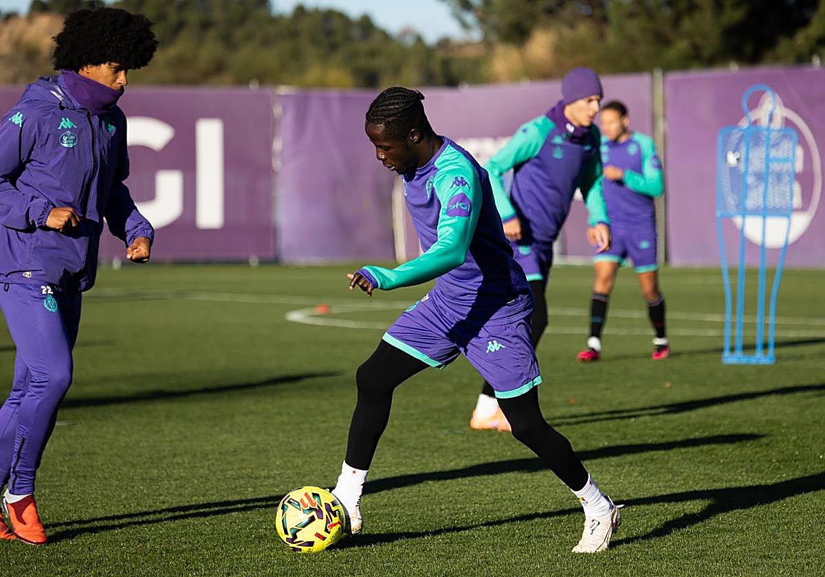 Amath controla el balón ante Peter Federico durante el entrenamiento del Real Valladolid del pasado martes