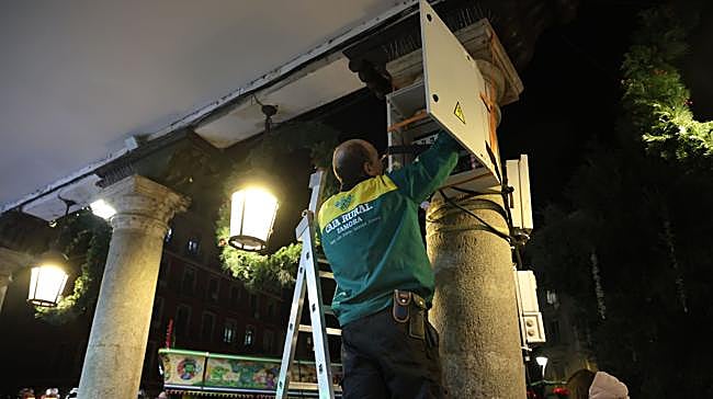 En la calle de Santiago se mantienen las luces con forma de...