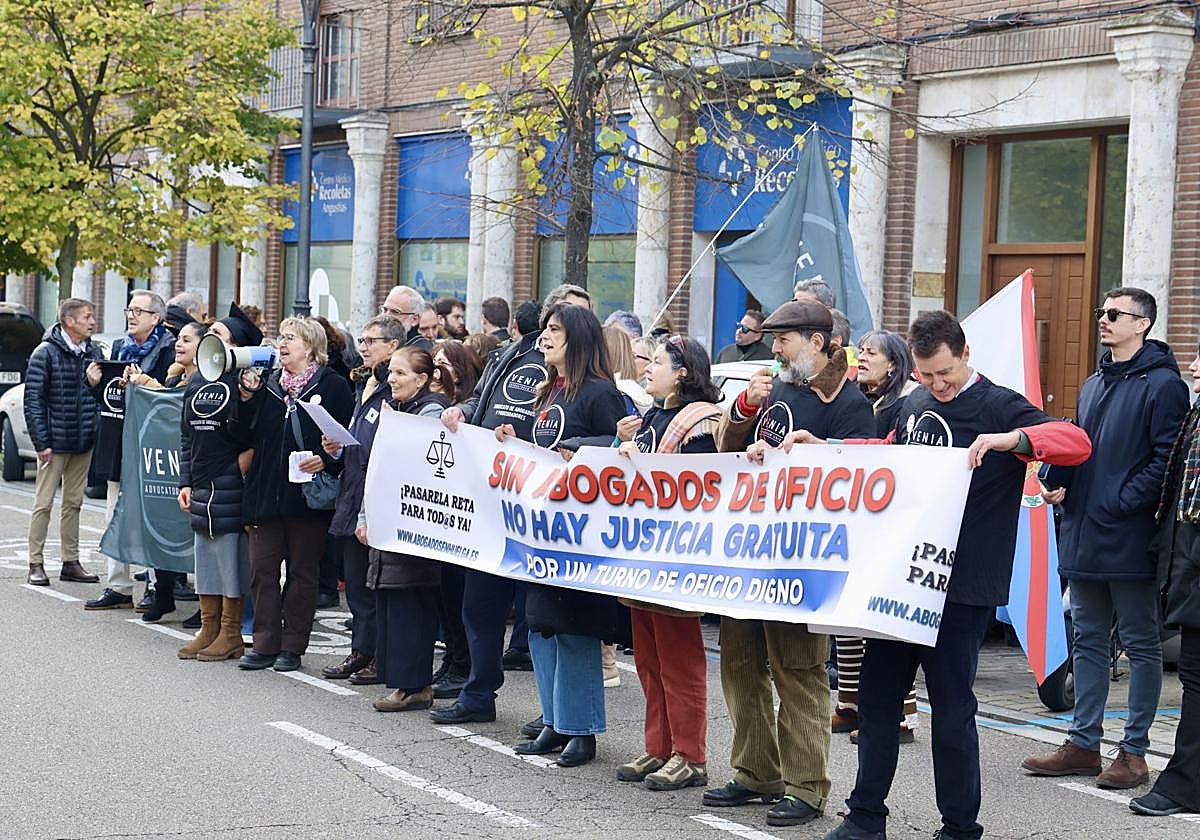Manifestación para apoyar a los letrados del turno de oficio David Lázaro y Roberto Hernández.
