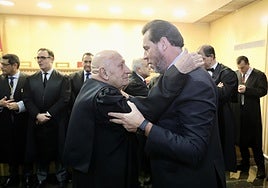 Jesús Lago (izquierda) recibe la enhorabuena de Óscar Puente.