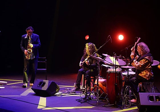 José Luis Gutiérrez, Christian Gálvez y Tommy Caggiani en un momento del concierto.