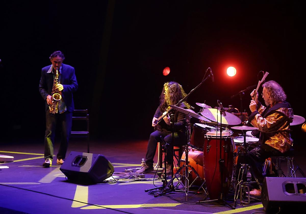 José Luis Gutiérrez, Christian Gálvez y Tommy Caggiani en un momento del concierto.