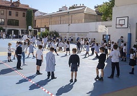 Profesores y niños en el patio de un colegio de Valladolid, en una imagen de archivo.