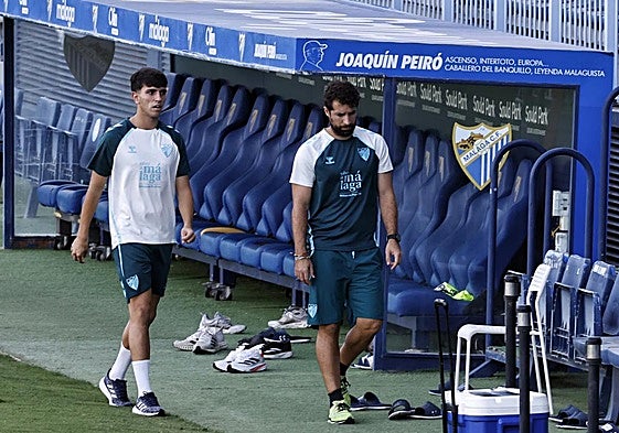 Izan Merino se retira de un entrenamiento del Málaga.