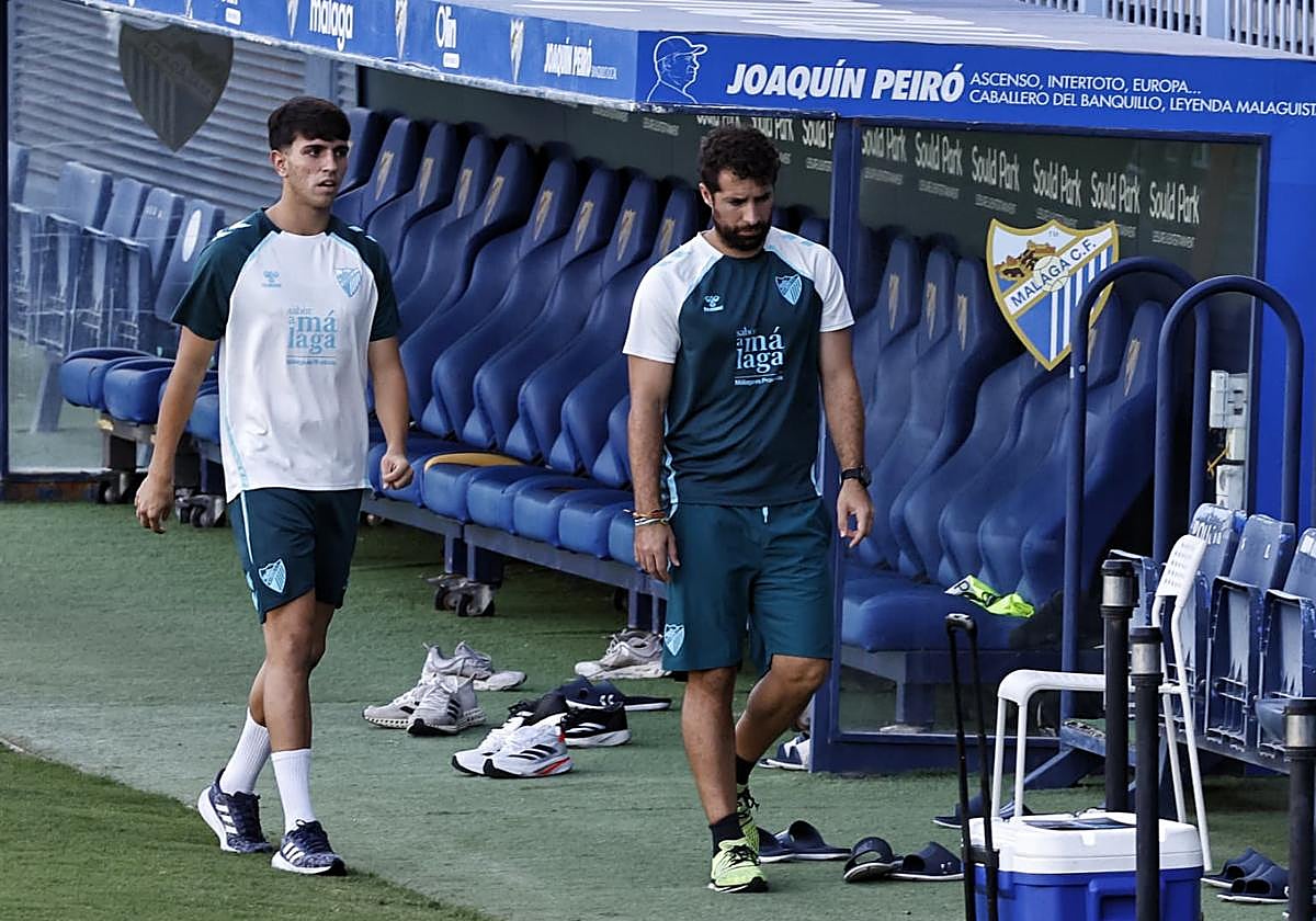Izan Merino se retira de un entrenamiento del Málaga.