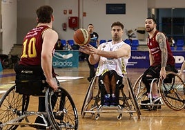 Simon Brown da un pase sin mirar en el partido ante Getafe.