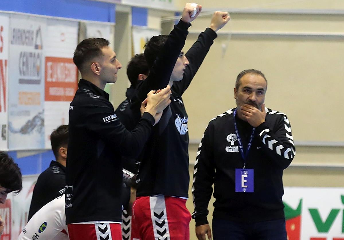 Álvaro Senovilla, con gesto serio, durante un partido en Nava de la Asunción.