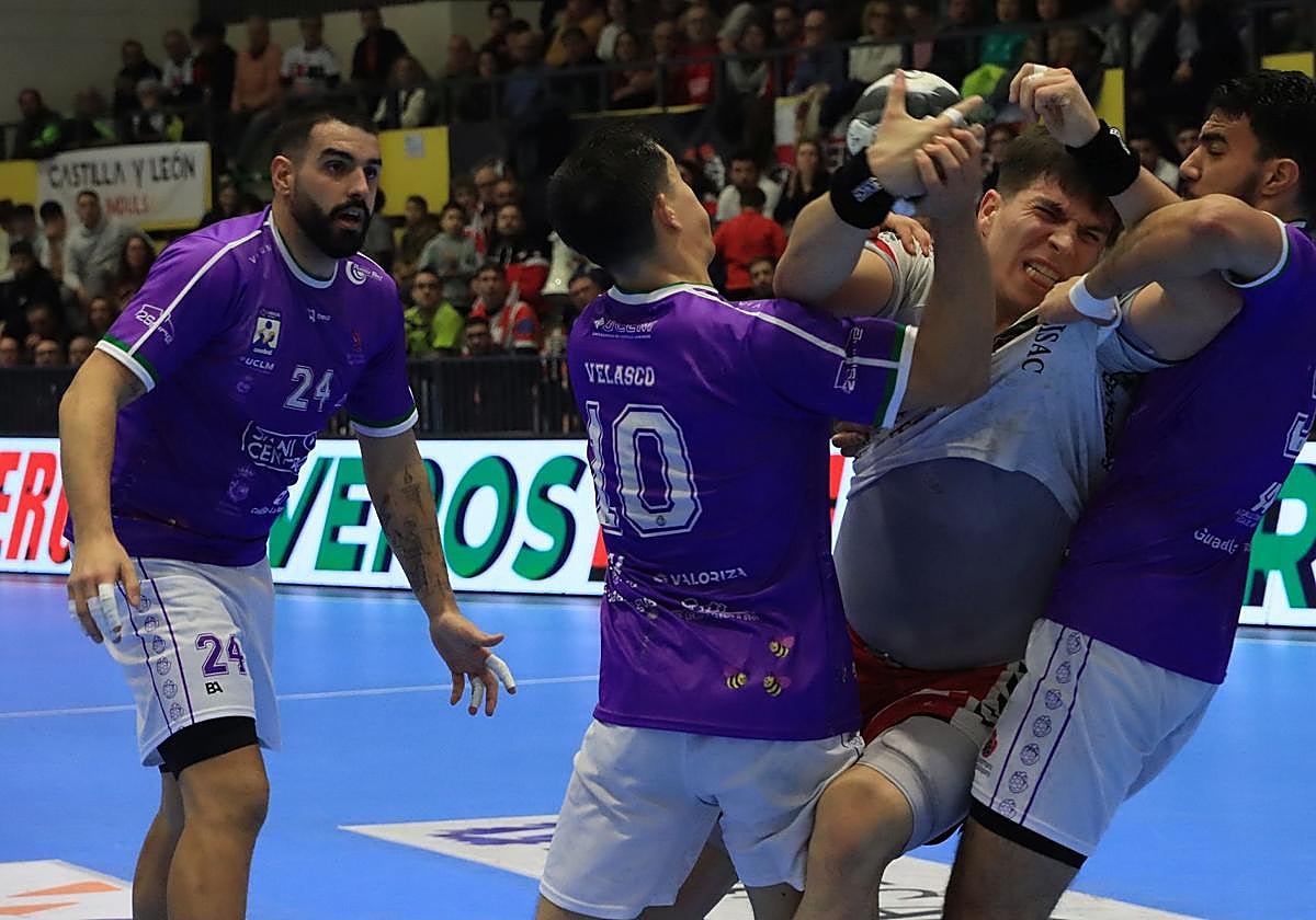 Fotos de la derrota del Balonmano Nava ante el colista