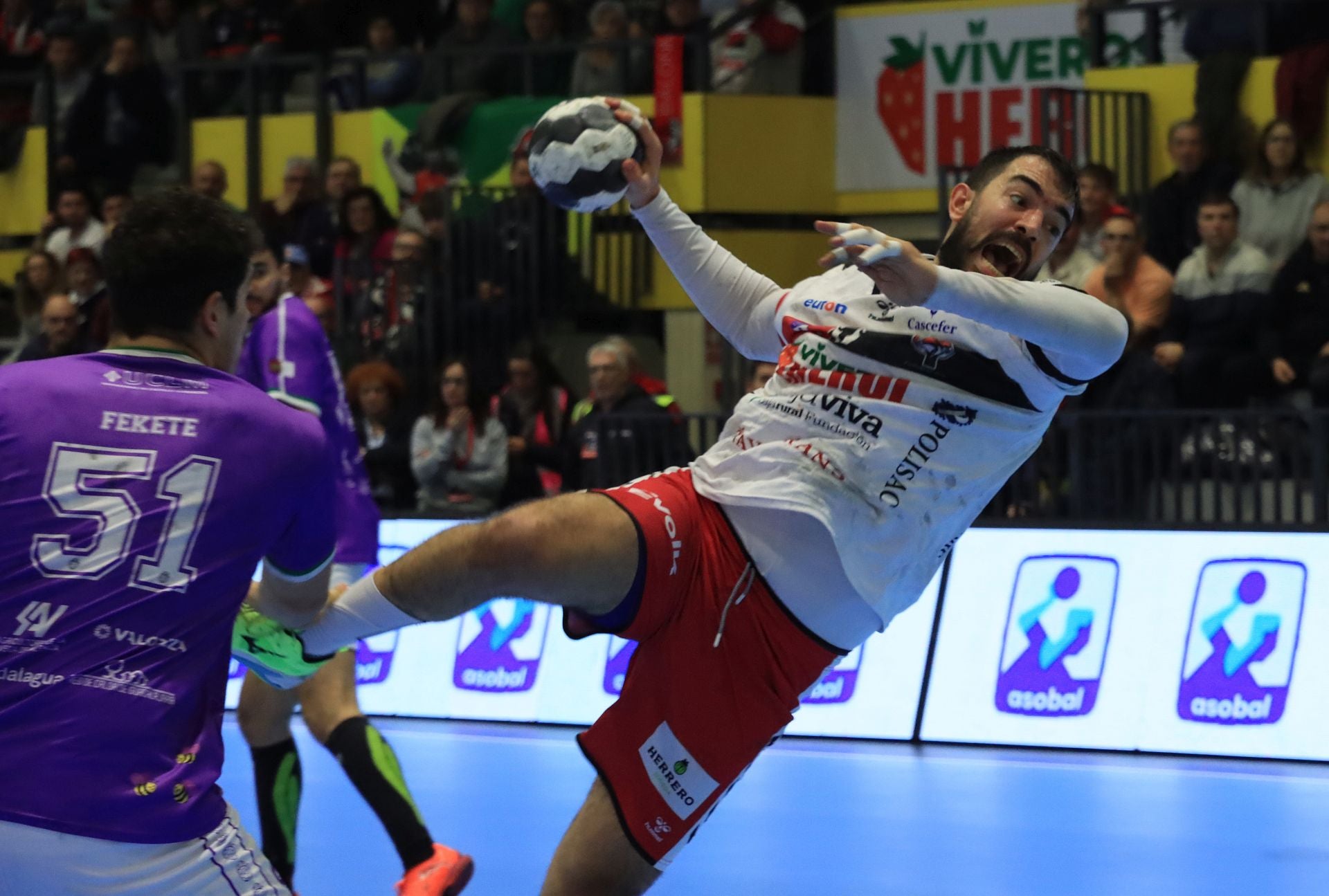 Fotos de la derrota del Balonmano Nava ante el colista