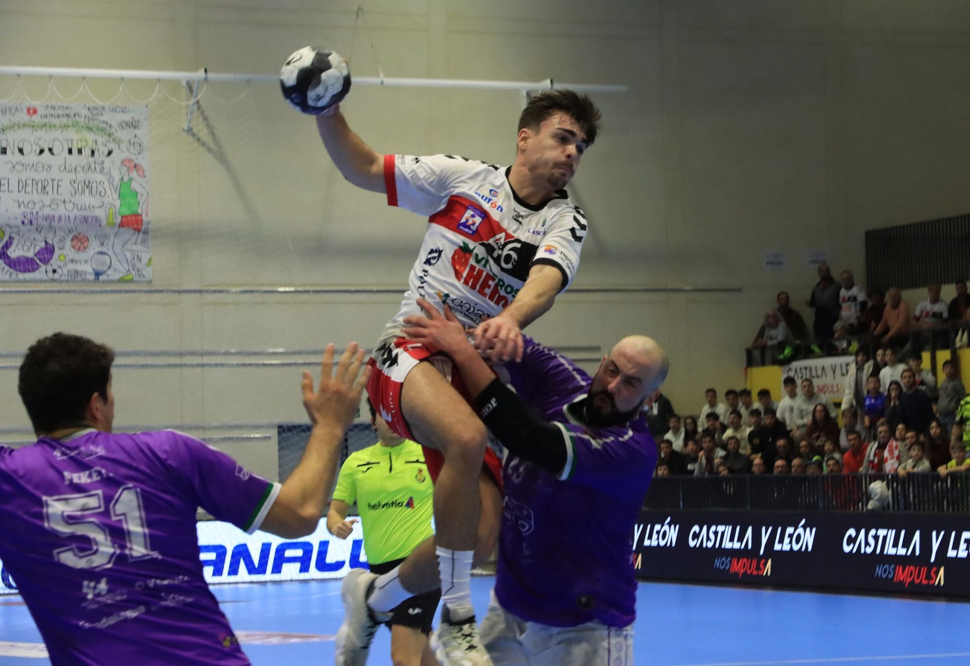 Fotos de la derrota del Balonmano Nava ante el colista