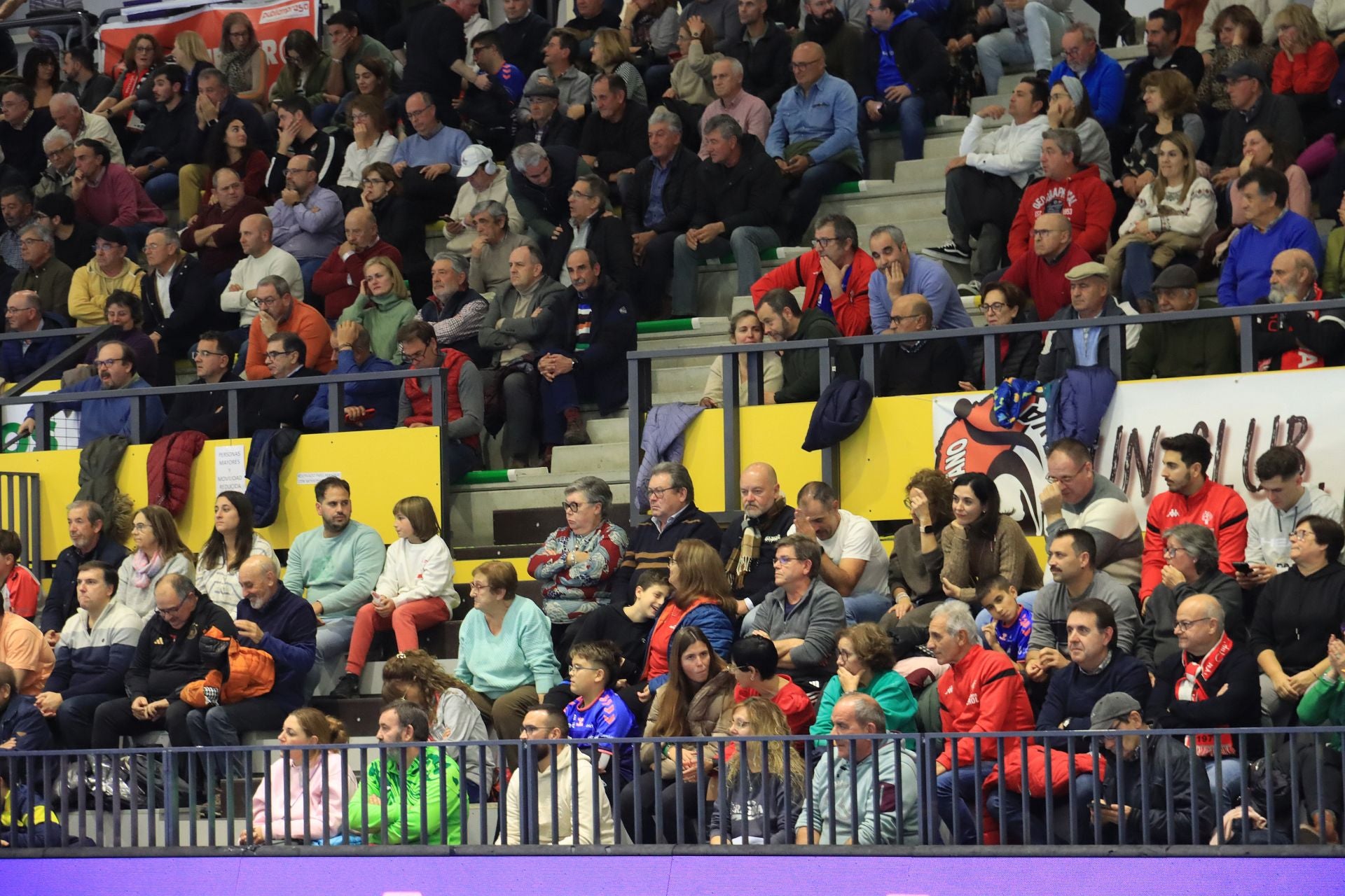 Fotos de la derrota del Balonmano Nava ante el colista