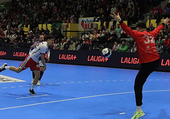 Javi Carrión falla el siete metros que pudo poner al Nava por delante en el último minuto.