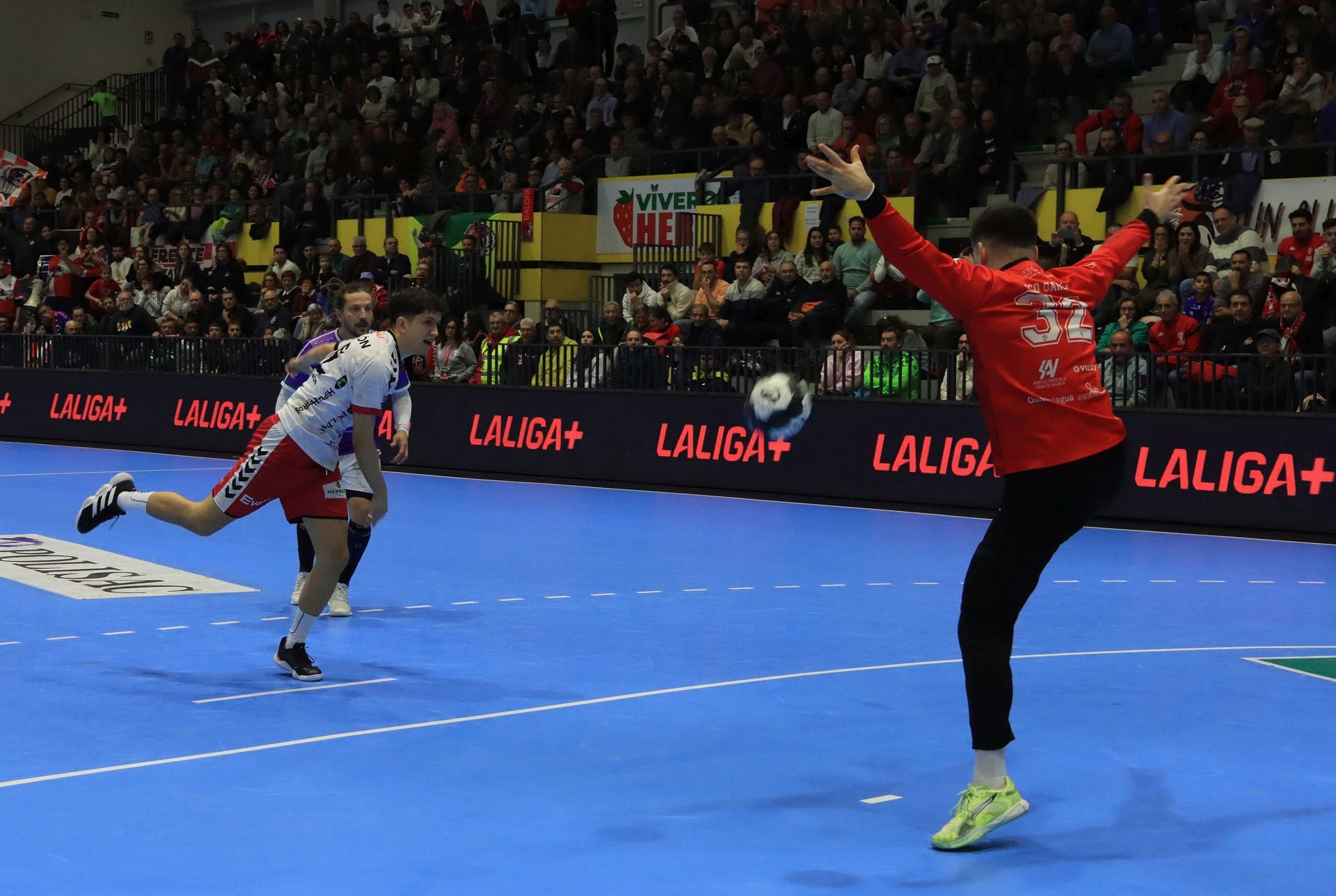 Javi Carrión falla el siete metros que pudo poner al Nava por delante en el último minuto.