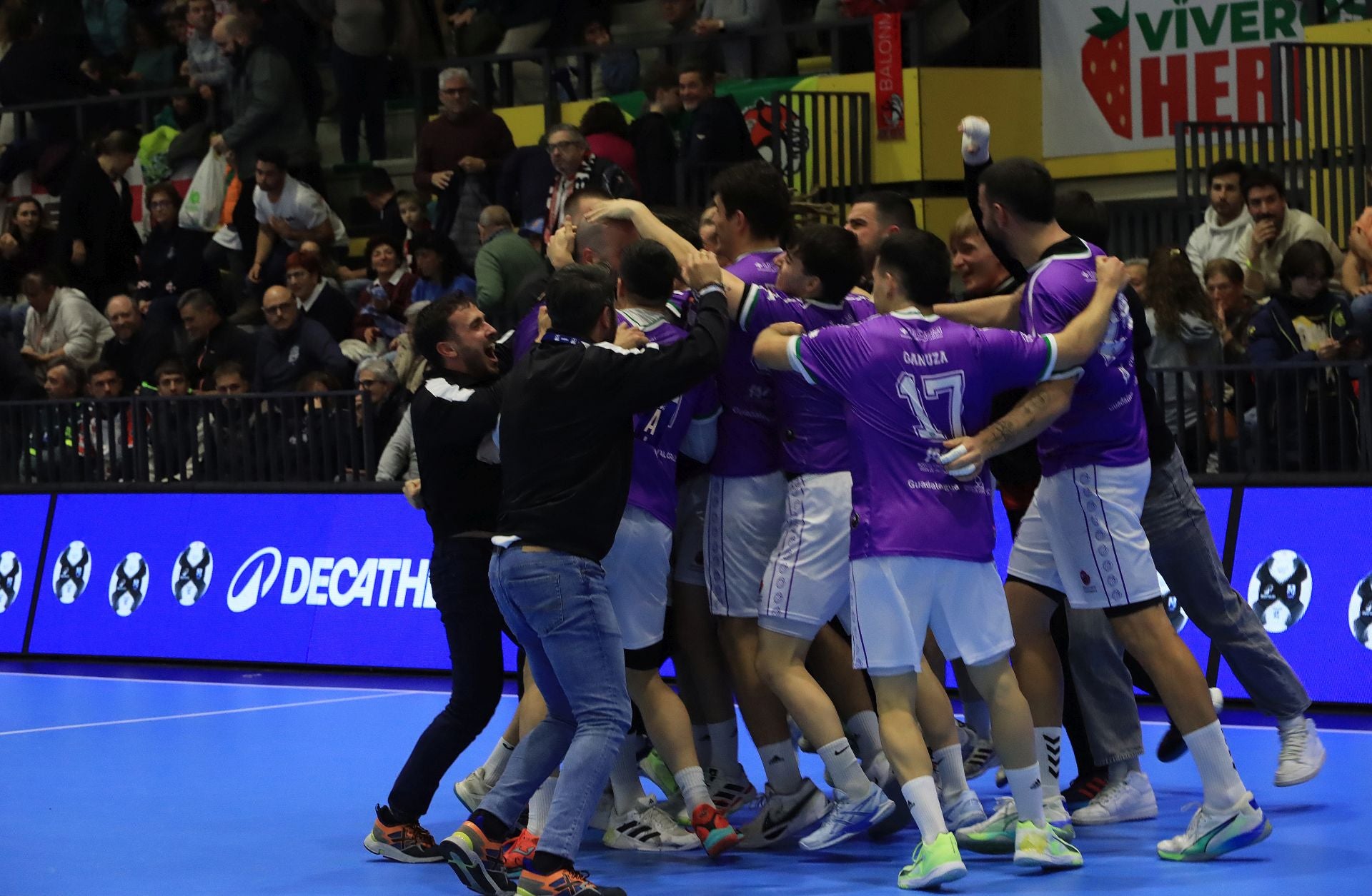 Fotos de la derrota del Balonmano Nava ante el colista