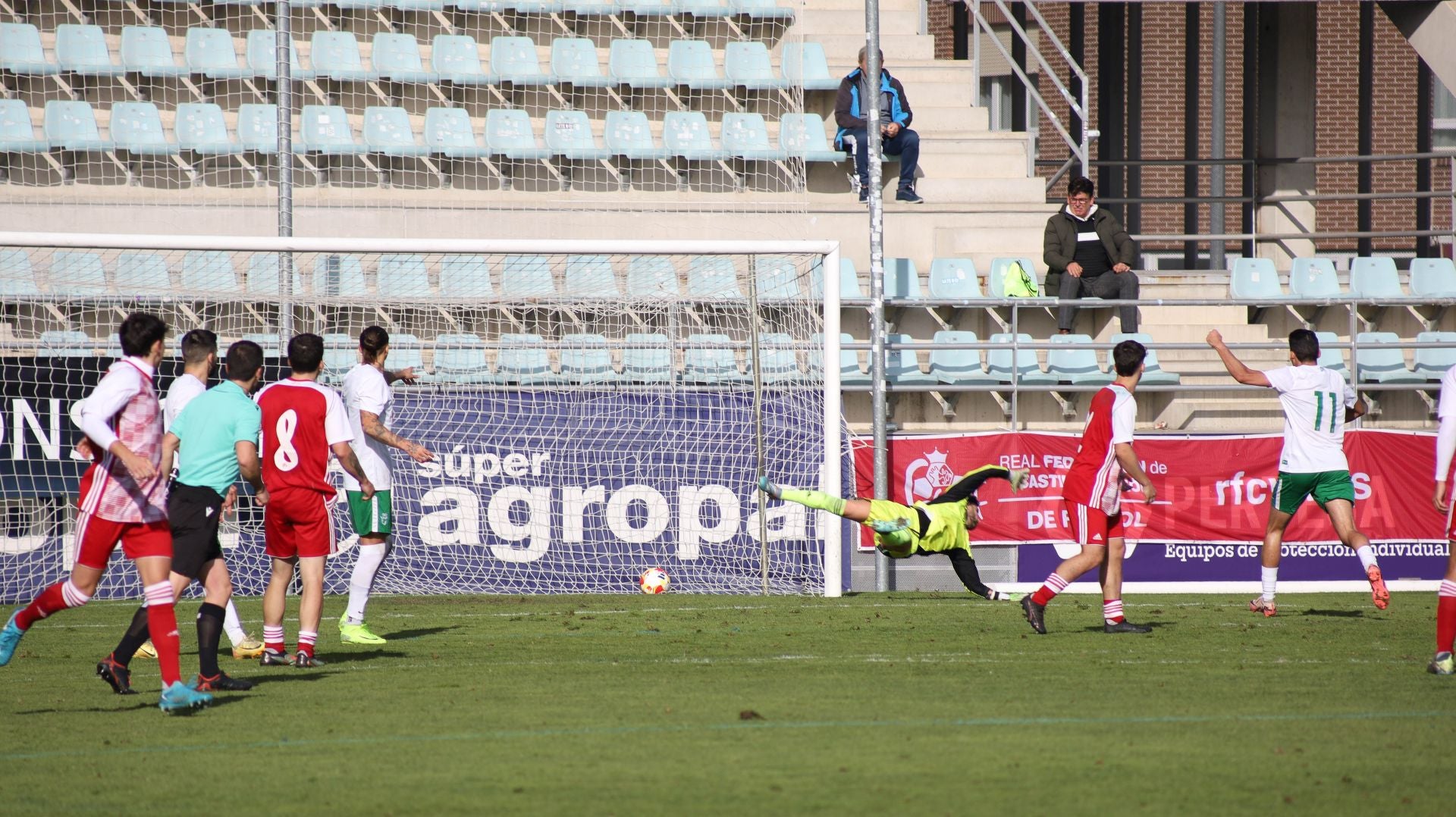 Eusebio Sacristán vuelve a los banquillos con derrota en su debut con Castilla y León