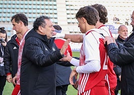 Eusebio Sacristán conversa con algunos jugadores de la selección regional al término del encuentro.