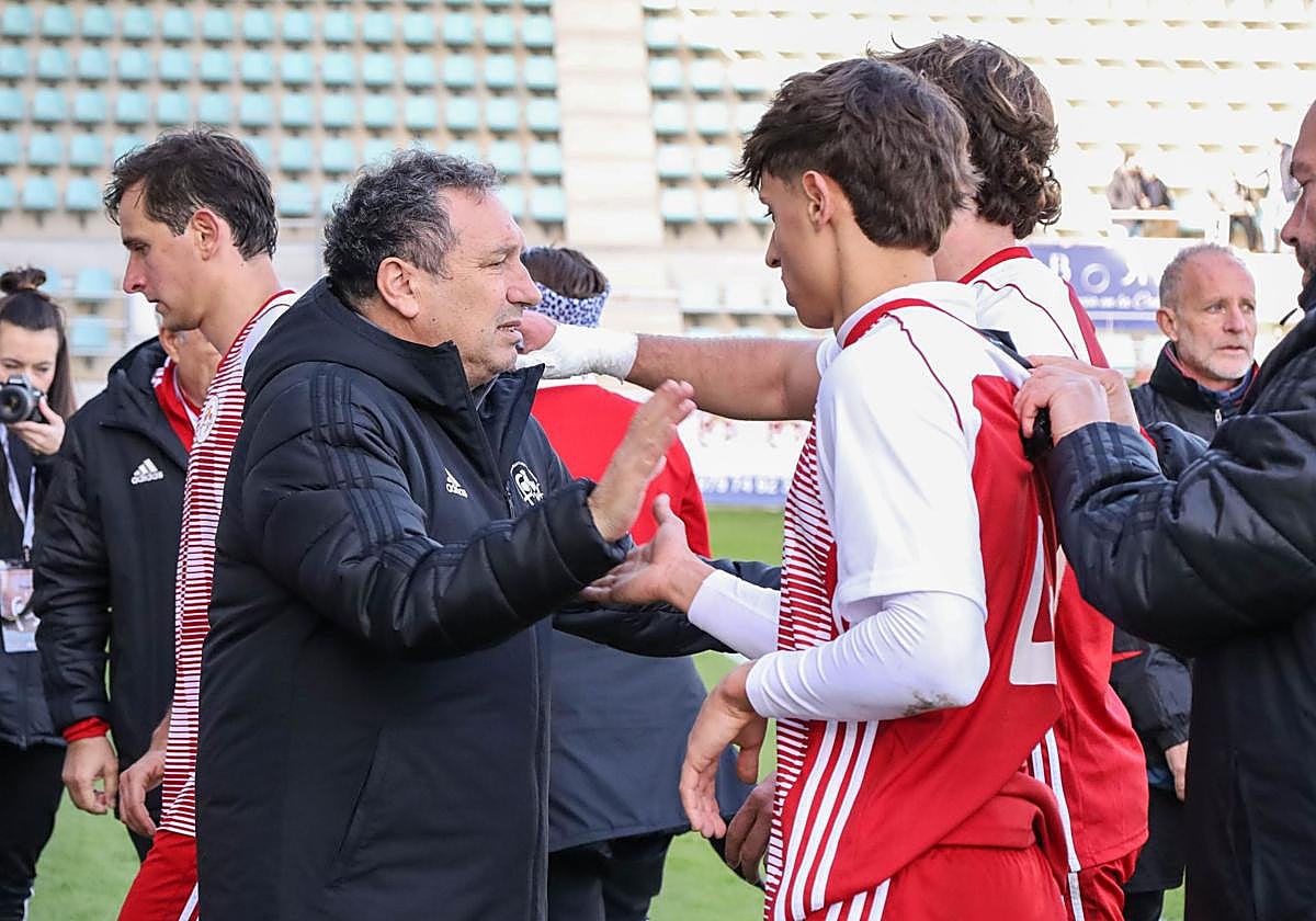 Eusebio Sacristán conversa con algunos jugadores de la selección regional al término del encuentro.