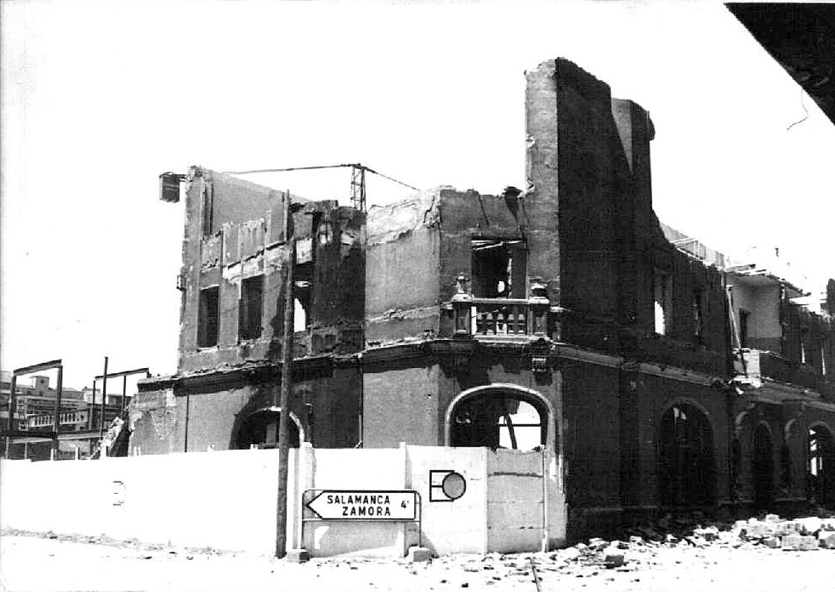 Imagen secundaria 1 - Arriba, las instalaciones de la estación del Campo de Béjar tras su cierre definitivo. Abajo, derribo de las mismas y la locomotora del ferrocarril económico en las Moreras.