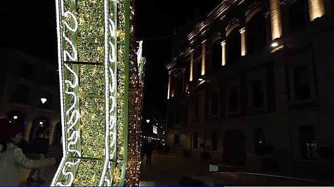 Como novedad, este año se ha instalado una estrella y una luna de tamaño gigante respectivamente en las plazas de...