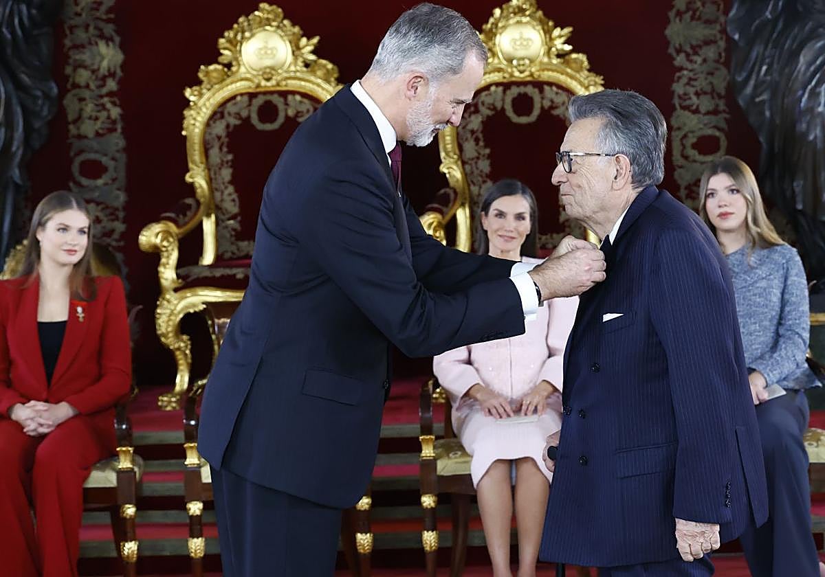 El rey Felipe VI impone el Toisón de Oro al padre de la Constitución Miguel Herrero de Miñón durante el acto de conmemoración del 50 aniversario de restauración de la Monarquía.