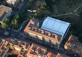 Vista aérea de la actual estación y de los terrenos donde se pretende ampliar.