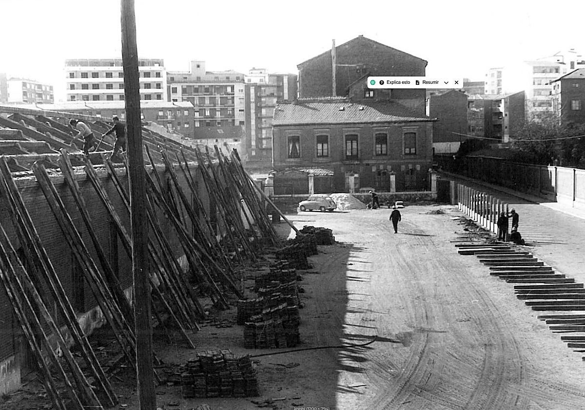 Imagen principal - Arriba, las instalaciones de la estación del Campo de Béjar tras su cierre definitivo. Abajo, derribo de las mismas y la locomotora del ferrocarril económico en las Moreras.