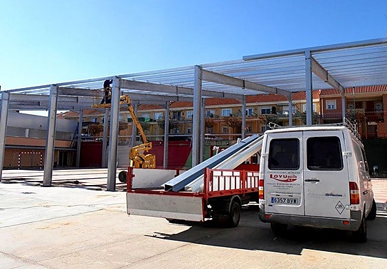 En las imágenes, naves, pasarelas, barandillas y escaleras fabricadas y montadas por LOYU 2000.