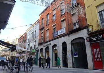 Venden un edificio completo de 1930 en la calle Mantería por 1,5 millones de euros