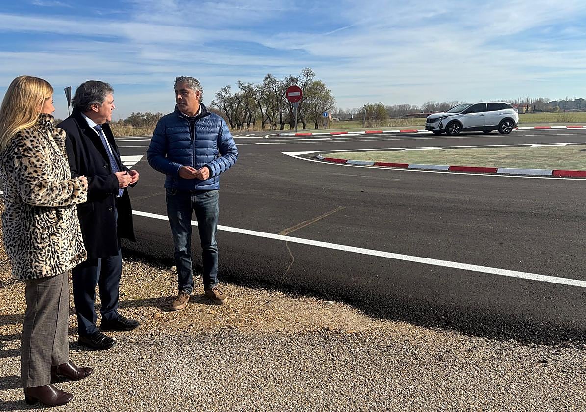 Vista a los trabajos de refuerzo del firme en la CL-600, este viernes.