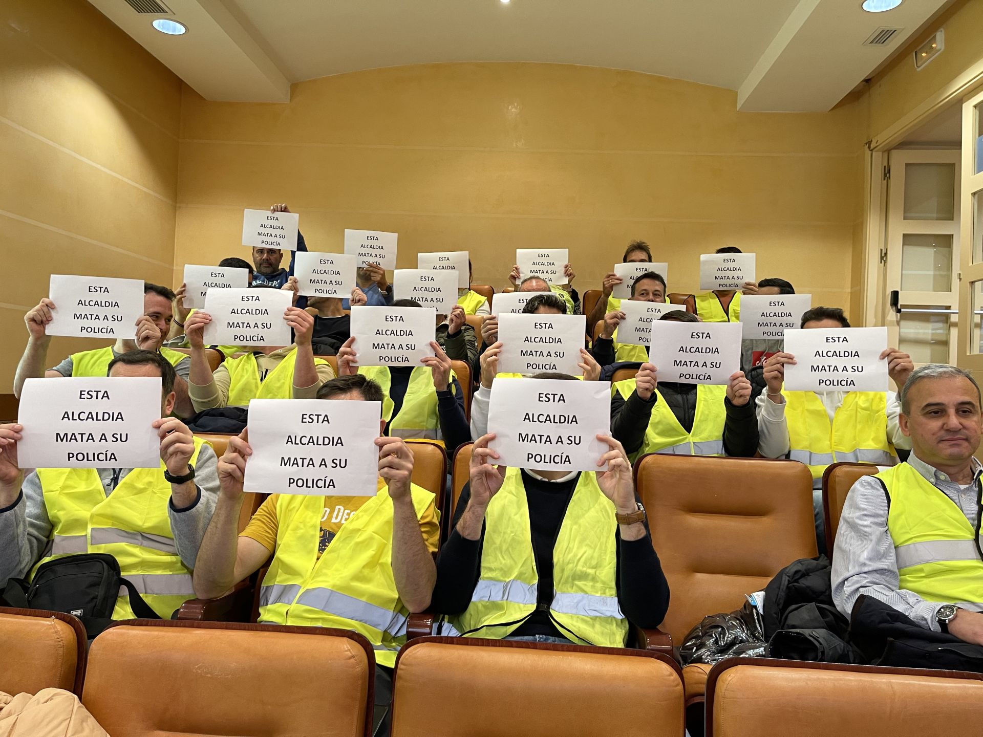 Policías locales protestan durante el receso del pleno de este viernes.