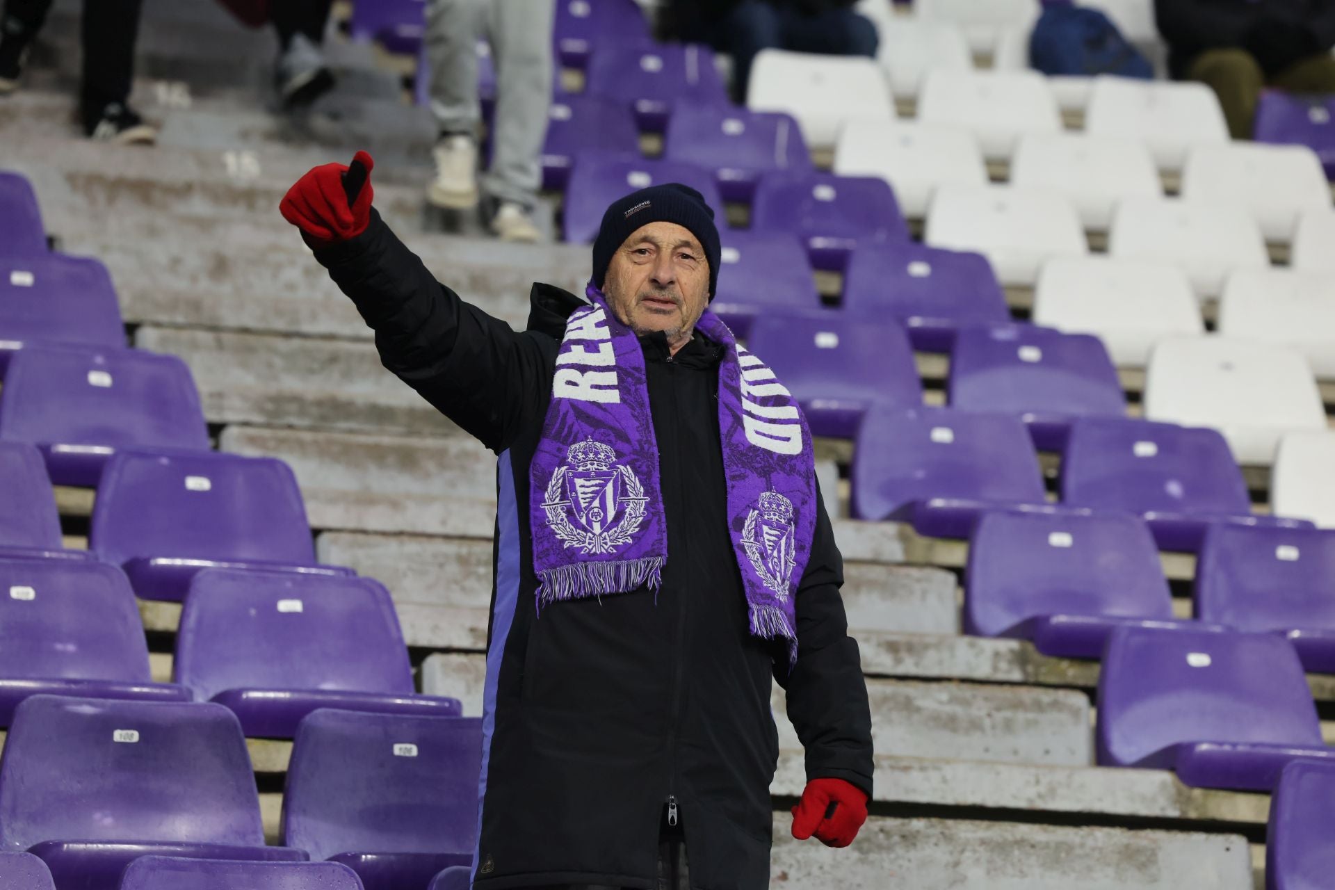 Búscate en la grada del estadio José Zorrilla (1/4)