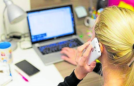 Una mujer teletrabaja desde su hogar.