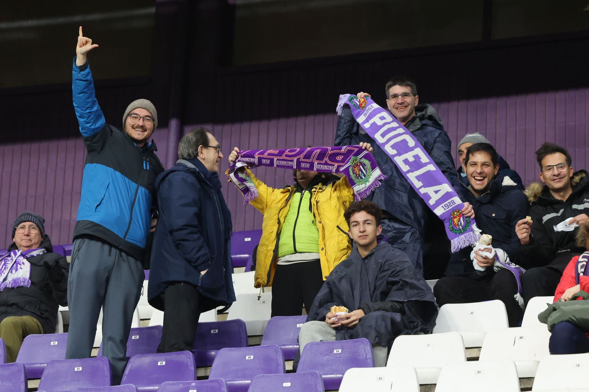 Búscate en la grada del estadio José Zorrilla (1/4)