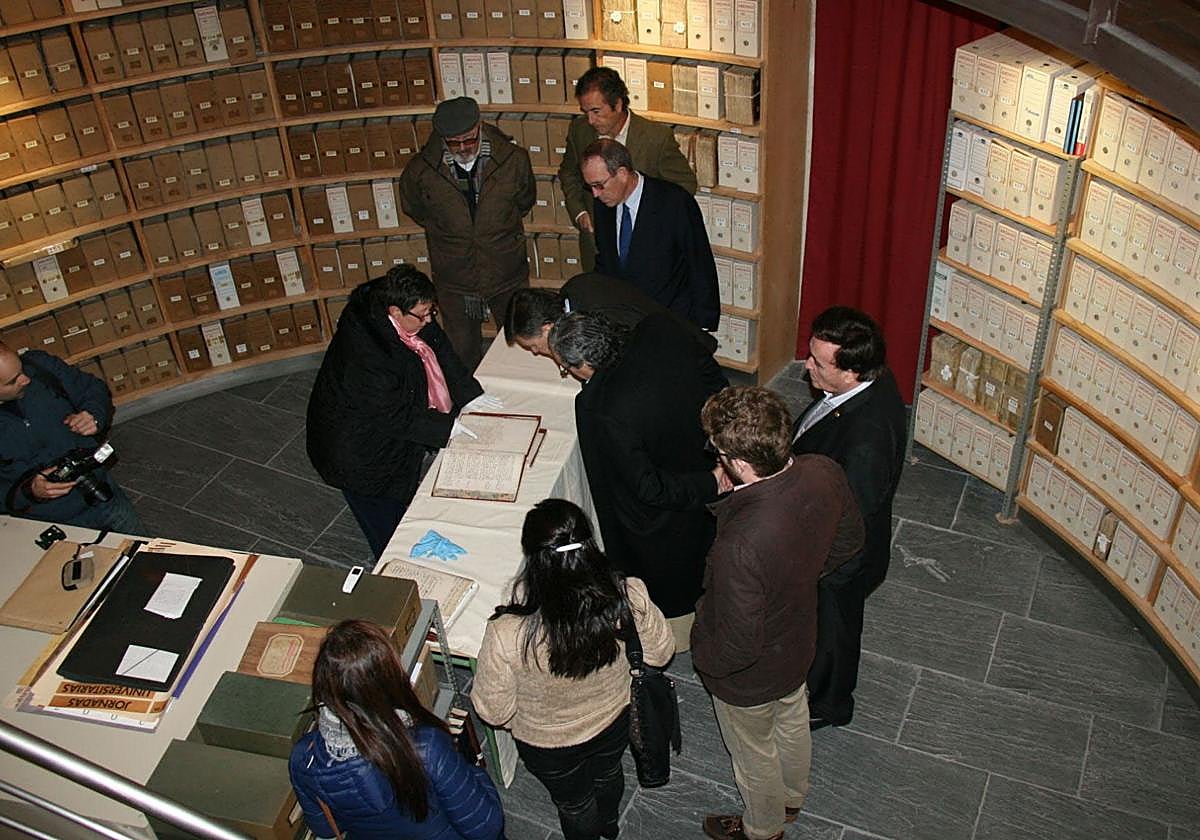 Varias personas conocen el interior del archivo.