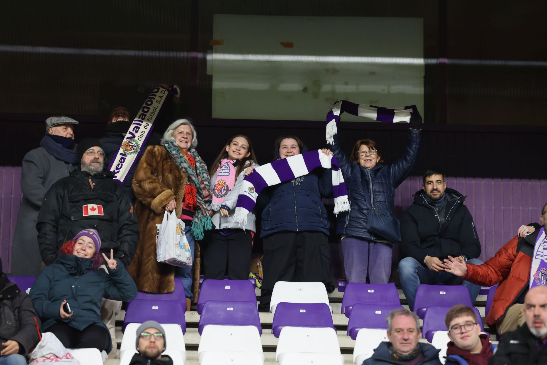 Búscate en la grada del estadio José Zorrilla (1/4)