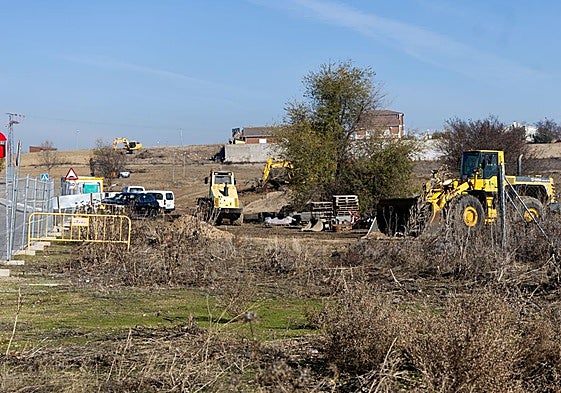 Las máquinas trabajan en el solar del sector 4, Los Arrieros.