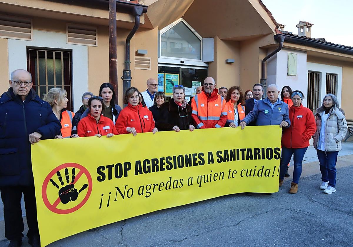 Concentración ante el centro de salud de Sepúlveda por la reciente agresión sufrida por un médico de Duruelo.