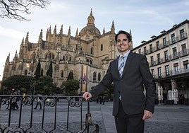 El nuevo presidente de la Junta de Cofradías de Segovia, Víctor Martín, posa junto a la Catedral.