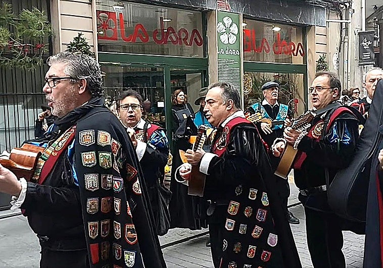 Los tunos, durante el pasacalles por la calle Mantería, rumbo a la iglesia de la Vera Cruz.