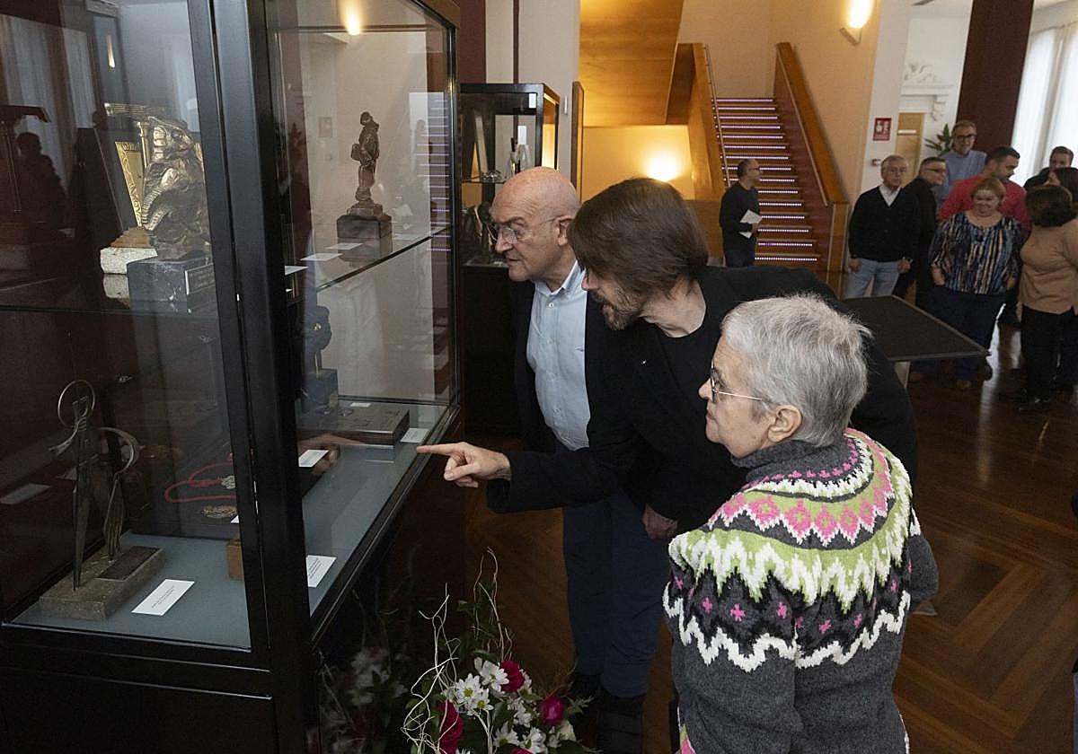 El alcalde de Valladolid, Jesús Julio Carnero, contempla varios de los premios expuestos, junto a Manuel Velasco y Esperanza Varona, hijo y prima de Concha Velasco.