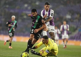 El blanquivioleta Marcos André pugna con Einar mientras Herrero se dispone a atrapar el balón.