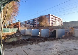 Pilares de hormigón que sostendrán la plataforma para ubicar la tercera vía del ferrocarril sobre el Esgueva.