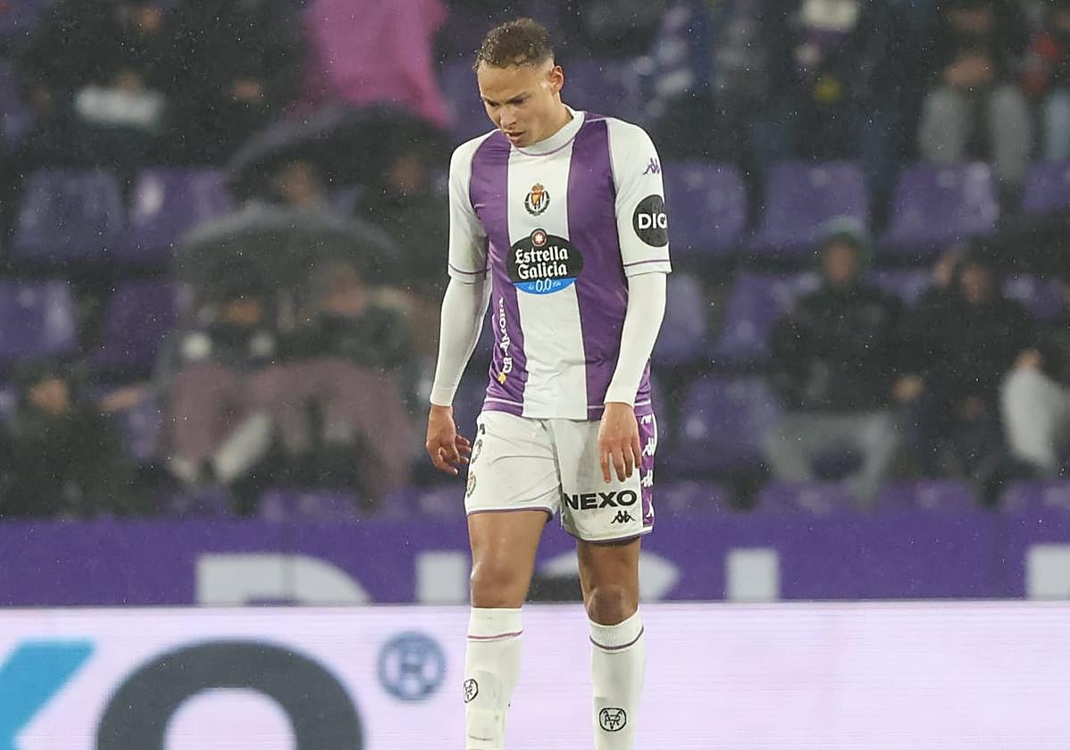 Lachuer, cabizbajo durante el partido.