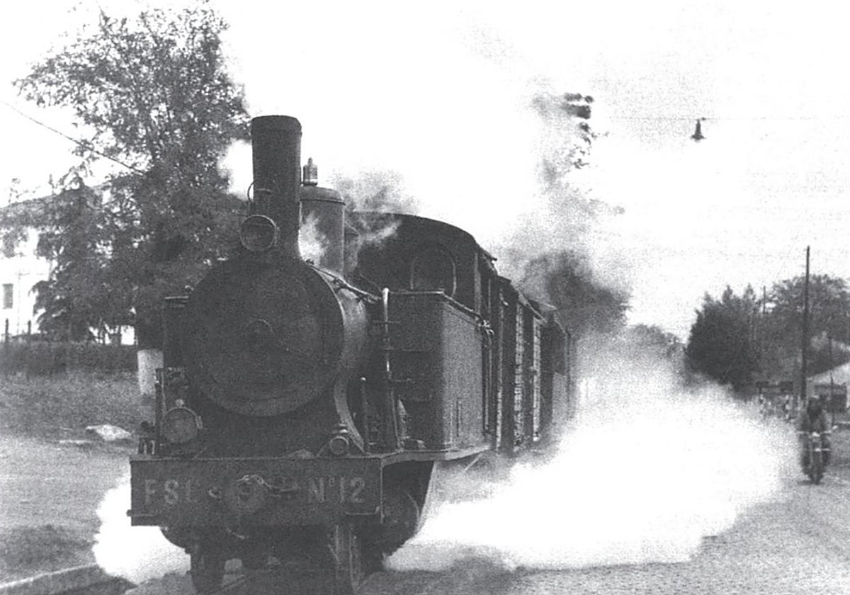 La antigua locomotora del tren burra, nada más salir de la Plaza de San Bartolomé, discurre por el Paseo del Muelle.