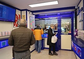 Venta de lotería en una administración palentina.