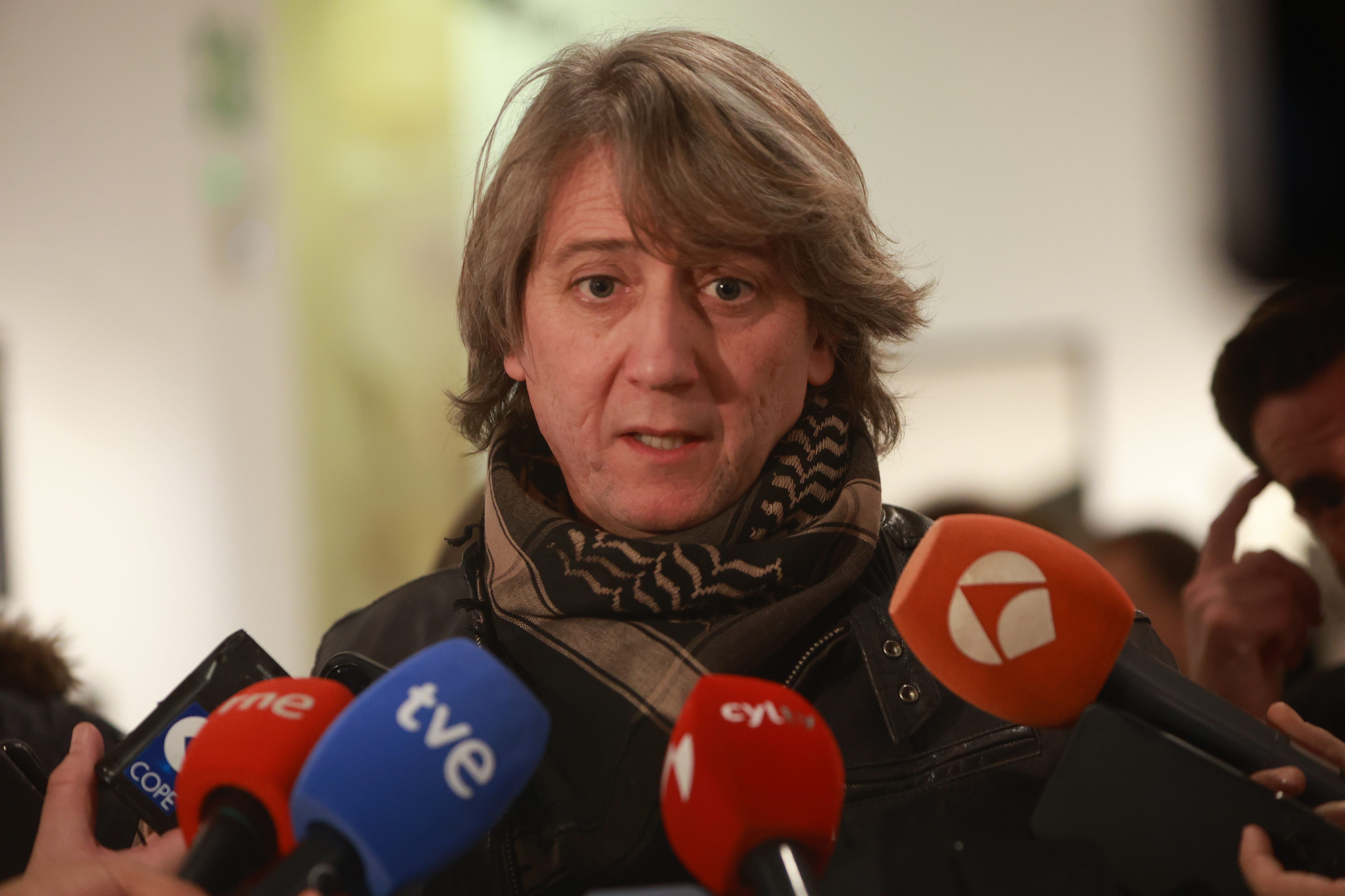 Carlos Martínez atiende a los medios de comunicación.