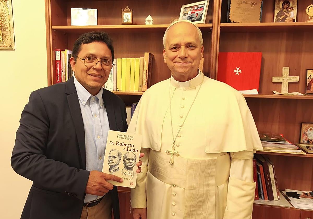 Armando Lovera, vecino de Valladolid, muestra al Papa León XIV su libro.